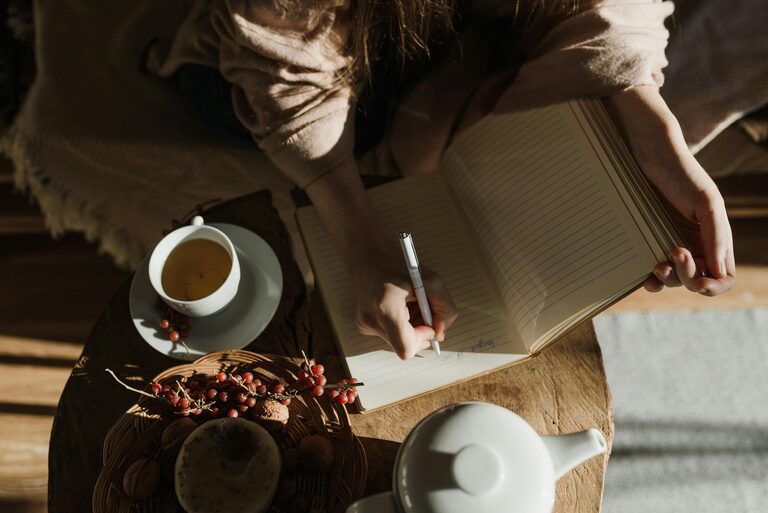 Beginner Guide to Journaling Every Day for a Happier Mind